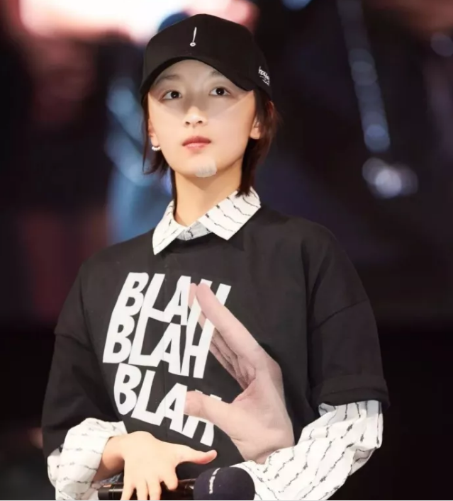 今年秋冬最chic！原來短發(fā)和帽子這么配?。? border=