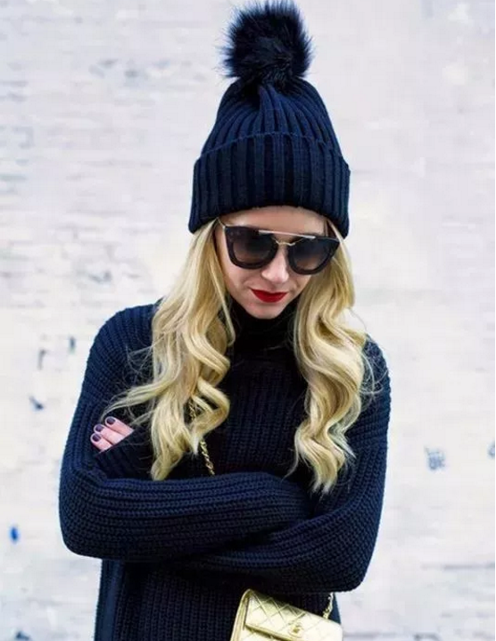 今年秋冬最chic！原來短發(fā)和帽子這么配?。? border=