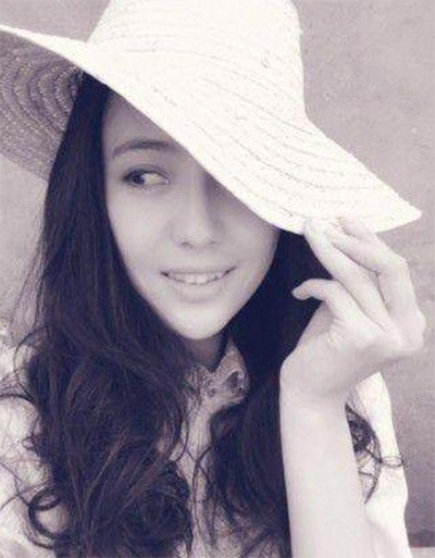 看看女星們花式戴草帽的帽子戲法！